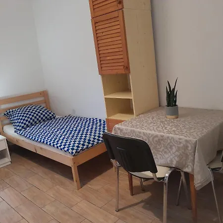 Vorosmarty Apartman Dombovar